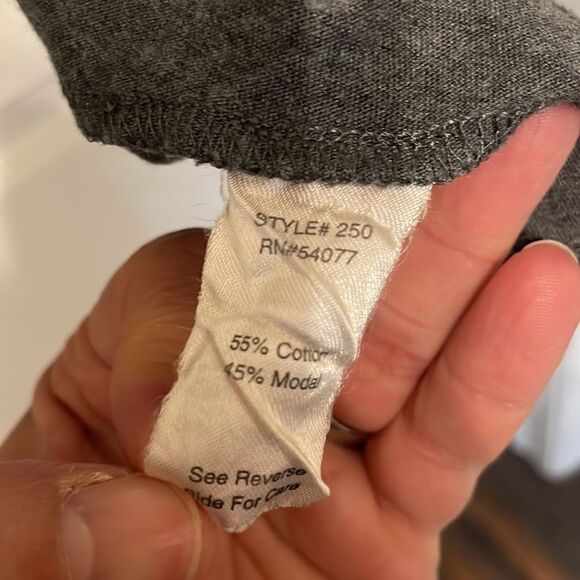 ✨CAbi #250 Gray Shark Bite Tunic Top - Picture 3 of 8